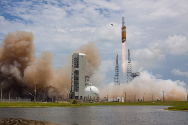 Illustration for article titled These Photos of World's Largest Rocket Launch Are IncredibleÂ